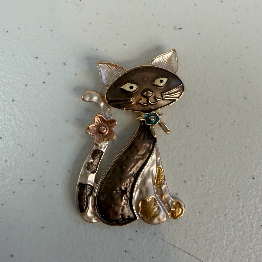 Kitschy Cat Lady Old Tone Enamel Magnetic Brooch Costume Jewelry Cats vintage ? - Picture 2 of 6